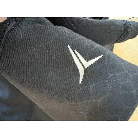 Old Navy Active Go-Dry Crop Leggings Black Snake Print Fitted Large - Picture 6 of 6